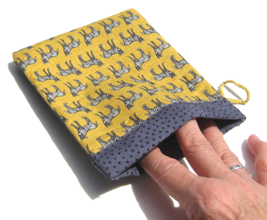 FABRIC SNAP BAG for DOGS in white — view 2