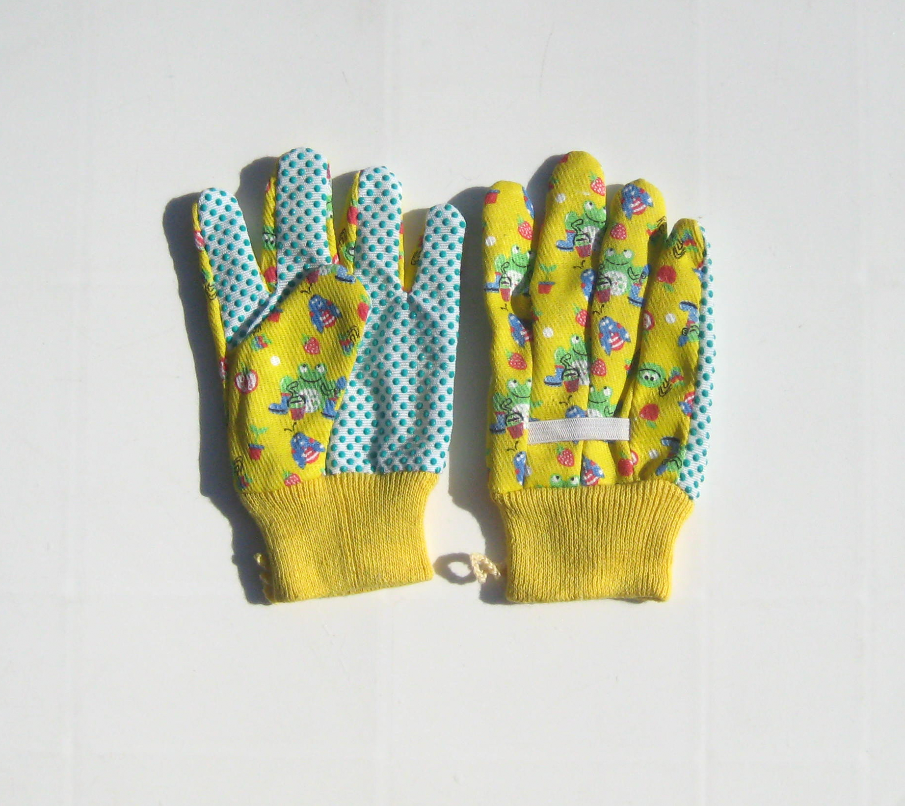 CHILD-SIZED GARDEN GLOVES
