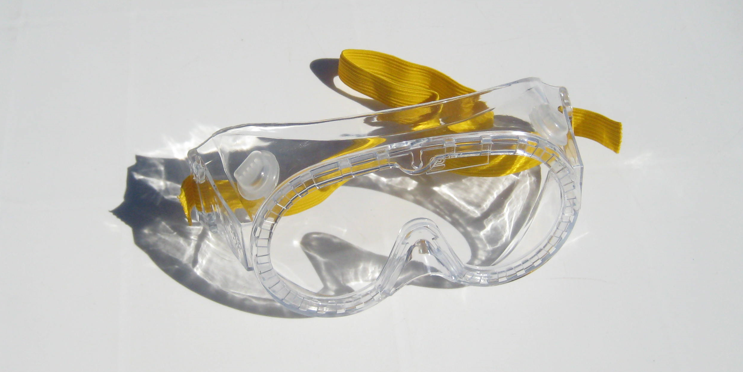 CHILD-SIZED SAFETY GOGGLES